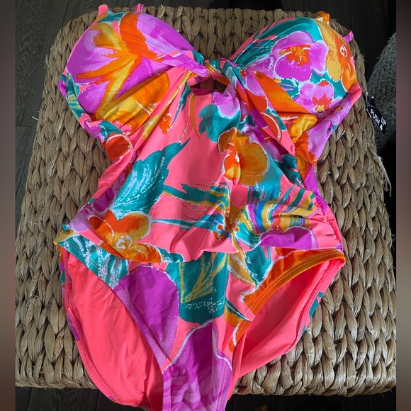 La Blanca Isla Floral Twist Keyhole Push-Up One Piece Swimsuit - Picture 4 of 9